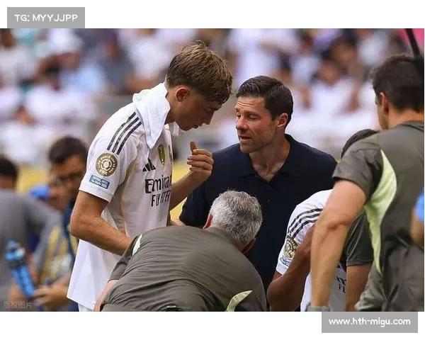 皇马主帅阿隆索携球员赛前悼念若塔 展现体育精神