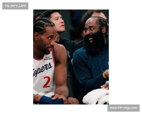 快船更衣室庆祝六连胜，哈登持球笑容灿烂