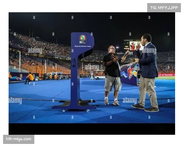 裁判组多次观看VAR回放，确保判罚准确性
